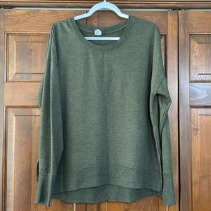 Avia Lg slit side crew neck sweatshirt. Green.